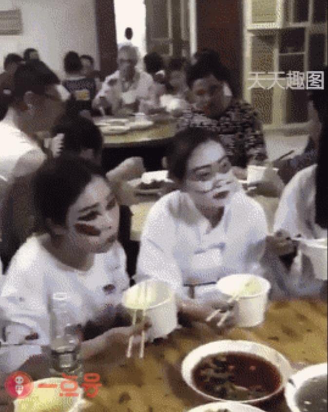 Loạt khoảnh khắc khó đỡ vô tình nhìn thấy khi ra đường tháng cô hồn-5