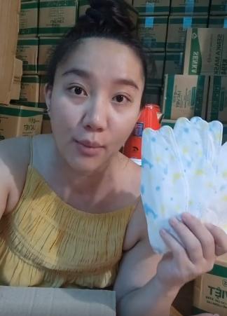 Vừa đẻ hơn 10 ngày, vợ Lê Dương Bảo Lâm đã livestream nói ra rả-2