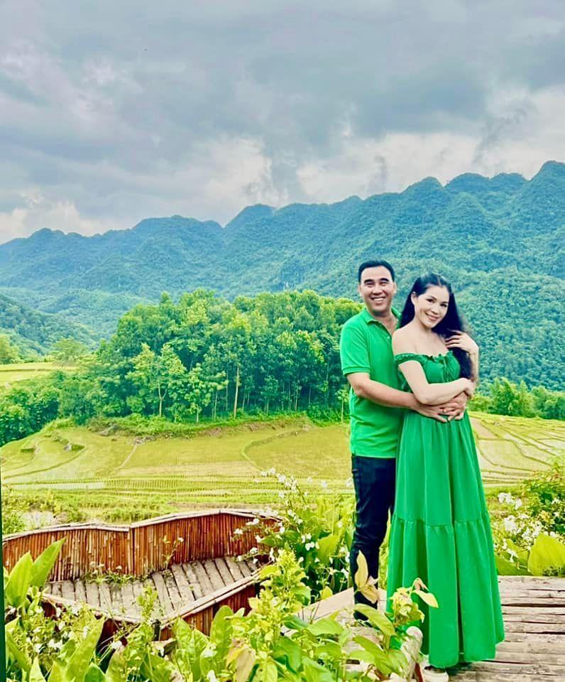 Vợ chồng Quyền Linh hễ diện đồ đôi lại bị 2 con chiếm sóng-3