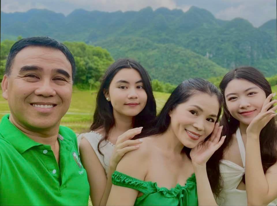 Vợ chồng Quyền Linh hễ diện đồ đôi lại bị 2 con chiếm sóng-4