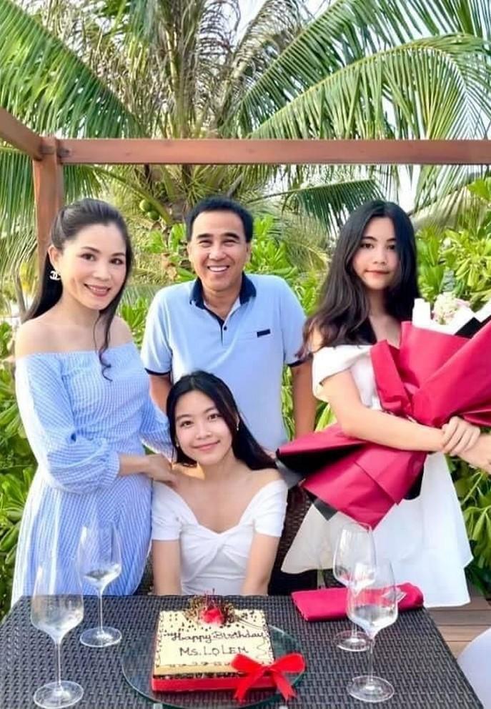 Vợ chồng Quyền Linh hễ diện đồ đôi lại bị 2 con chiếm sóng-7