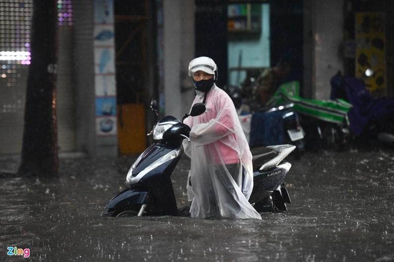 Nhiều người chủ quan khi di chuyển qua khu vực ngập và xe gặp phải sự cố chết máy.