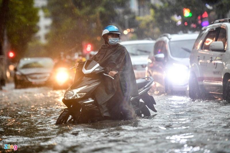 Hàng loạt xe bị chết máy gần cầu Calmette.