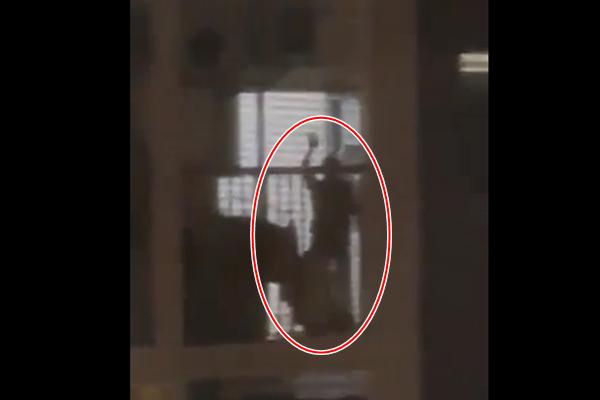 Người phụ nữ nửa đêm trèo ra ban công, gào khóc kêu bị chồng đánh-1