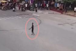 Thanh niên nghi ngáo đá cầm hung khí 'nhảy múa' giữa đường
