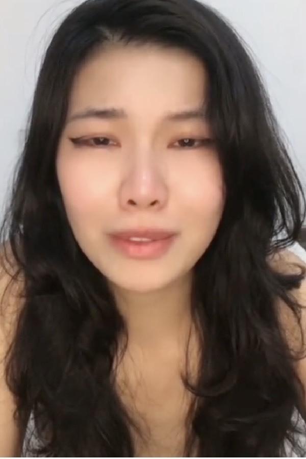 Một BTV gây chú ý vì cosplay cô gái mặc áo hở lưng-5