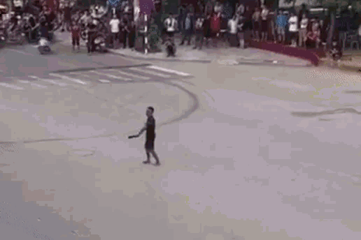 Thanh niên nghi ngáo đá cầm hung khí nhảy múa giữa đường-1