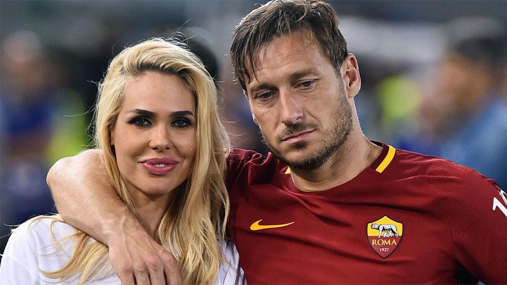 Vợ chồng cựu tiền đạo Francesco Totti thông báo ly hôn hôm 11/7, vài tháng sau khi bị đồn hôn nhân trục trặc. Sau 20 năm bên nhau và có ba con chung, đôi uyên ương nổi tiếng một thời không còn chung lối. Nguyên nhân Totti và bà xã Ilary Blasi chia tay không được tiết lộ nhưng nhiều nguồn tin tại Italy cho biết cả hai không còn mặn nồng vài tháng trở lại đây. Cựu thủ quân Roma bị đồn có người phụ nữ khác và Ilary Blasi cũng bị đồn tán tỉnh một đồng nghiệp nam khi hôn nhân rạn nứt.