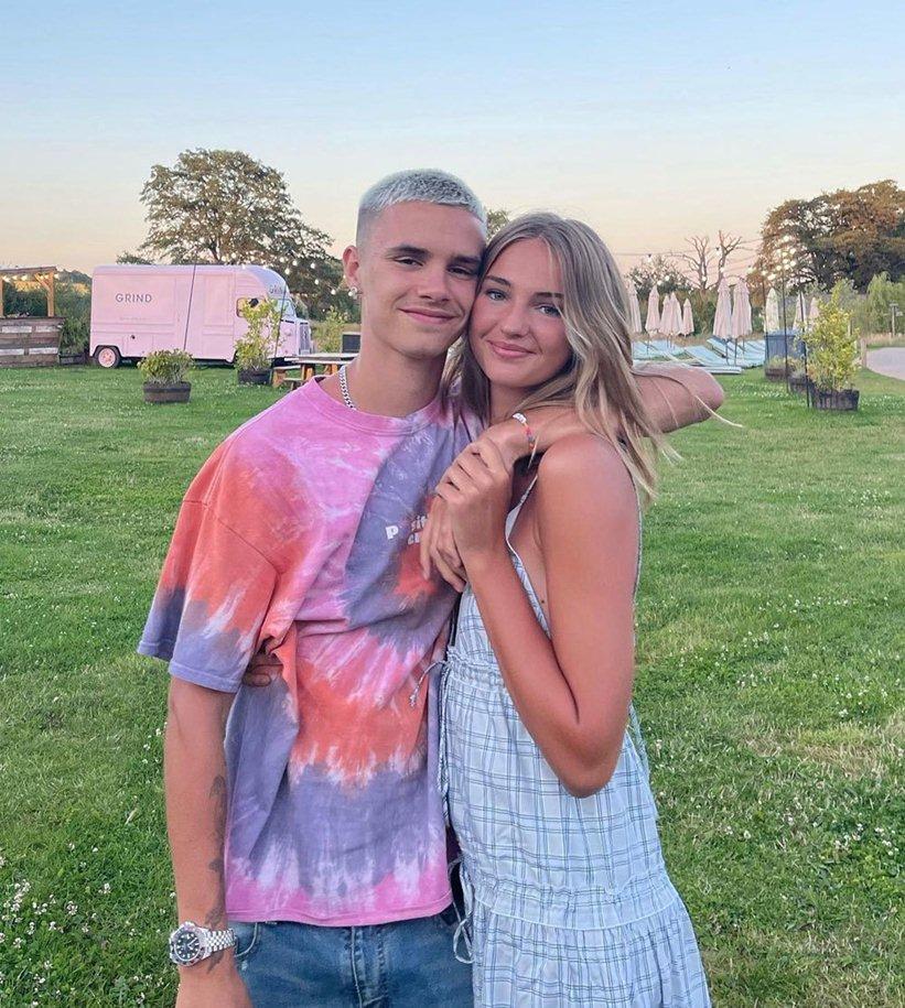 Romeo Beckham và Mia Regan bắt đầu hẹn hò từ giữa năm 2019. Đôi trẻ có chung đam mê thời trang, cùng là người mẫu có ngoại hình tương xứng. Nhà Becks đều ủng hộ chuyện tình yêu của Romeo và Mia Regan. Người đẹp nhiều lần đi nghỉ cùng nhà Becks suốt ba năm đôi trẻ yêu nhau. Thời gian ngắn trước khi có tin tình yêu tan vỡ, Mia Regan còn cùng Romeo sang Mỹ dự đám cưới anh cả Brooklyn.