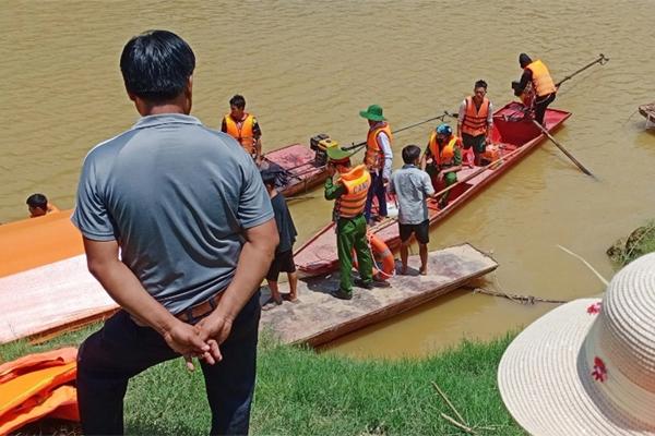 Lật thuyền ở Lào Cai, 1 người chết, 4 người mất tích-2