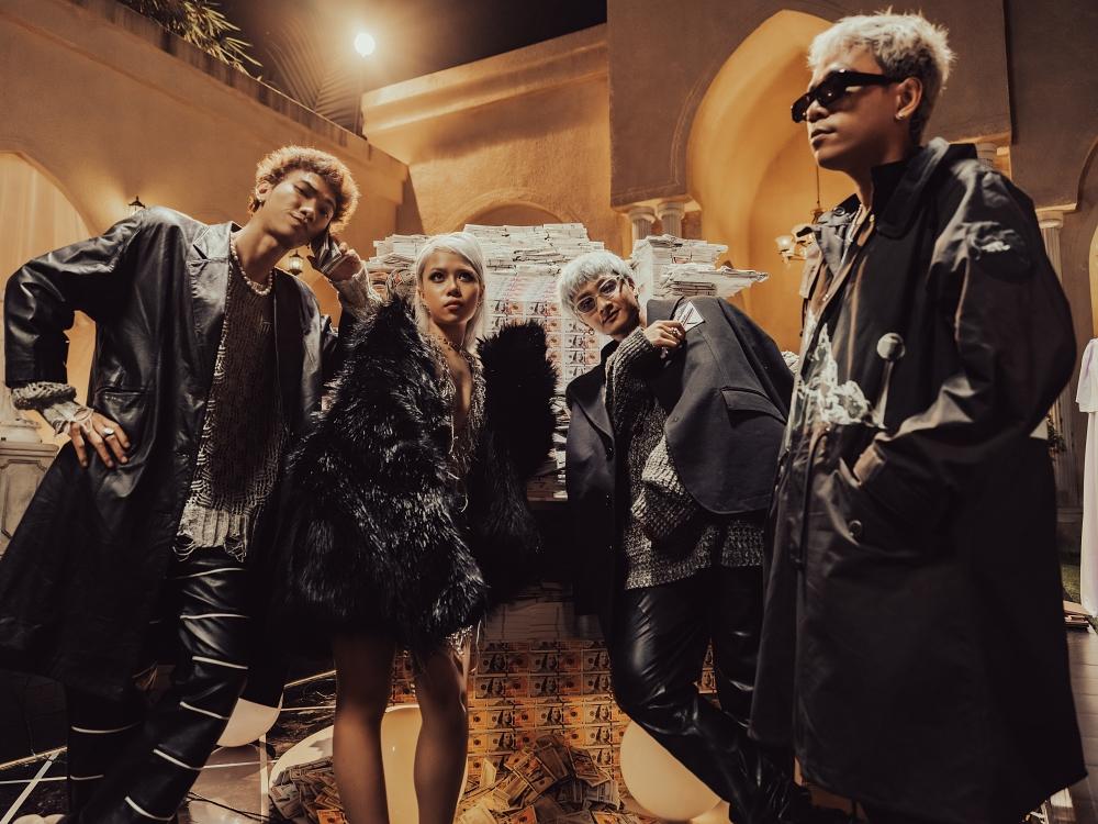 Không còn giấu giếm, 16 Typh công khai Min trong MV mới-4