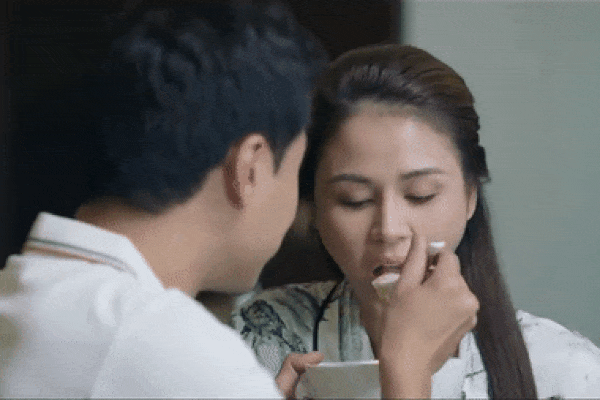 'Đấu Trí' tập 21: Lam được đại uý Vũ đút cháo trong phòng khách sạn