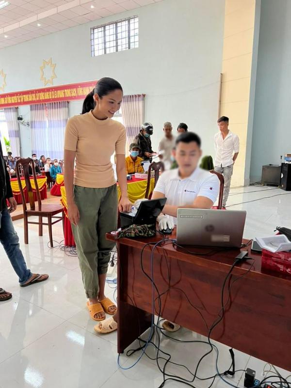 Vừa bị chê diễn, HHen Niê lại mặc xuề xòa, vác bao gạo phăm phăm-2