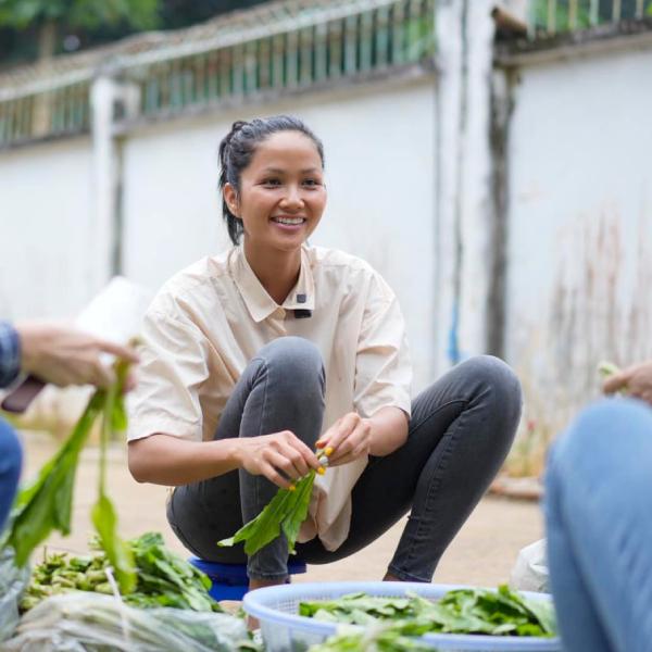 Vừa bị chê diễn, HHen Niê lại mặc xuề xòa, vác bao gạo phăm phăm-7