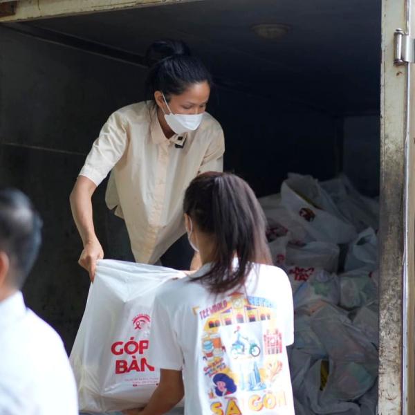 HHen Niê cư xử tinh tế khi chụp ảnh với người khuyết tật-10