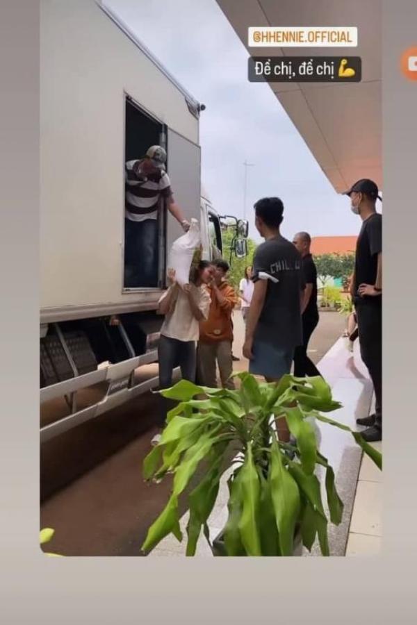 Vừa bị chê diễn, HHen Niê lại mặc xuề xòa, vác bao gạo phăm phăm-10
