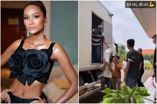 Vừa bị chê 'diễn', H'Hen Niê lại mặc xuề xòa, vác bao gạo phăm phăm