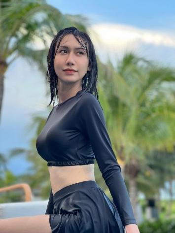 Ca sĩ chuyển giới Lynk Lee mặc hở, vòng 1 trồi sụt thất thường-10