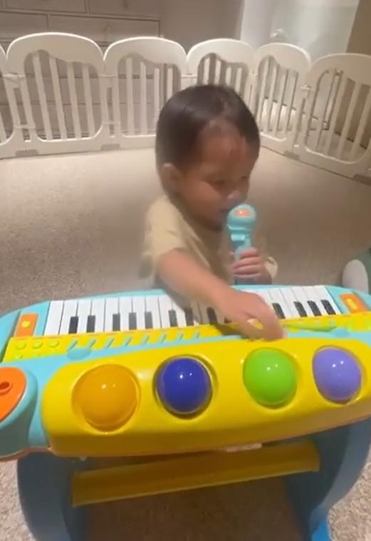 Bất ngờ ái nữ Hồ Ngọc Hà chưa đầy 2 tuổi đã cầm mic hát hay-1