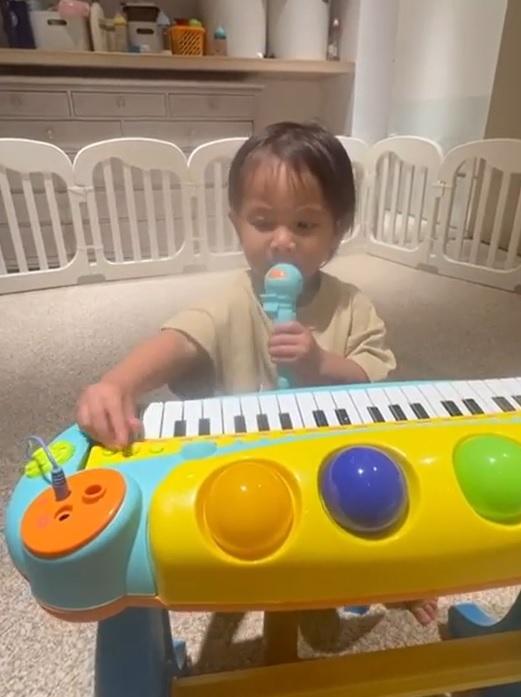 Bất ngờ ái nữ Hồ Ngọc Hà chưa đầy 2 tuổi đã cầm mic hát hay-2