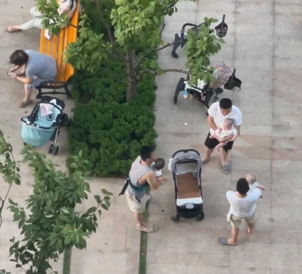 Những ông bố đảm đang trông con vẫn họp chợ buôn xuyên lục địa-2