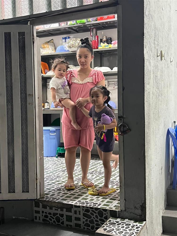 Sau sinh, vợ Lê Dương Bảo Lâm mặc đồ bộ mua theo lố ở lề đường-5