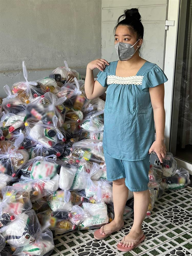 Sau sinh, vợ Lê Dương Bảo Lâm mặc đồ bộ mua theo lố ở lề đường-6