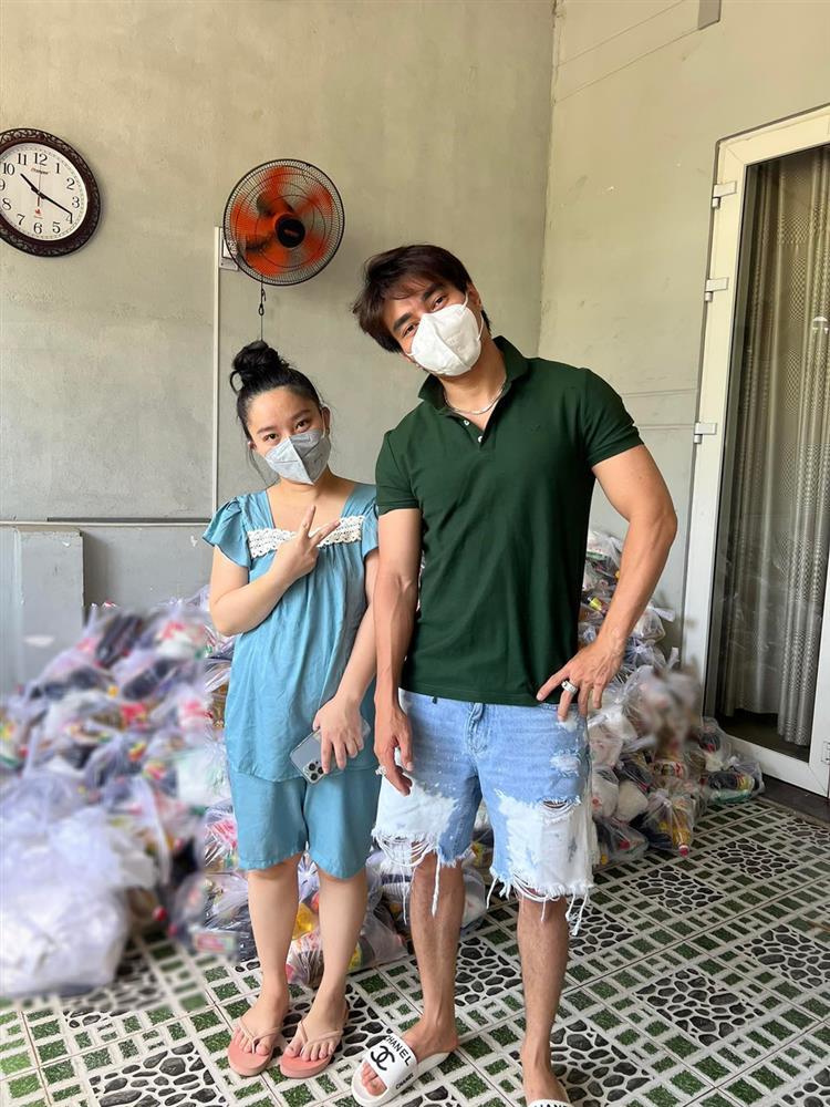 Sau sinh, vợ Lê Dương Bảo Lâm mặc đồ bộ mua theo lố ở lề đường-7