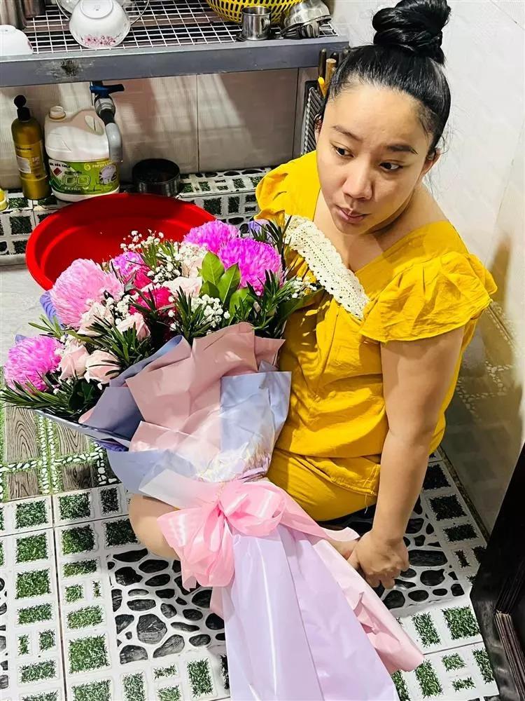 Sau sinh, vợ Lê Dương Bảo Lâm mặc đồ bộ mua theo lố ở lề đường-8