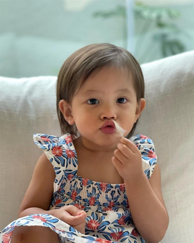 Bất ngờ ái nữ Hồ Ngọc Hà chưa đầy 2 tuổi đã cầm mic hát hay-4