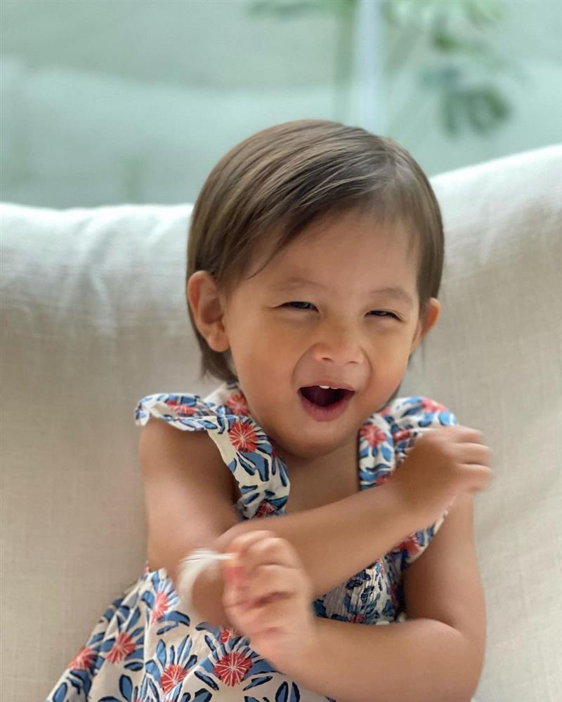 Bất ngờ ái nữ Hồ Ngọc Hà chưa đầy 2 tuổi đã cầm mic hát hay-5