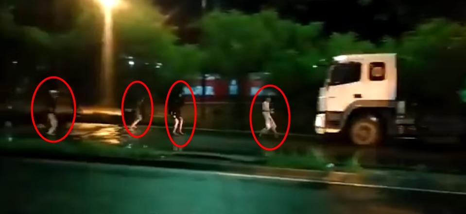 Thử thách quay clip chặn đầu xe tải, 1 thanh niên bị bánh xe nuốt gọn-1