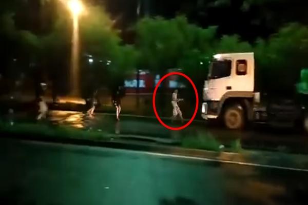 Xe tải dán bánh kẹo chạy khắp phố đính kèm lời kêu gọi đáng yêu-3