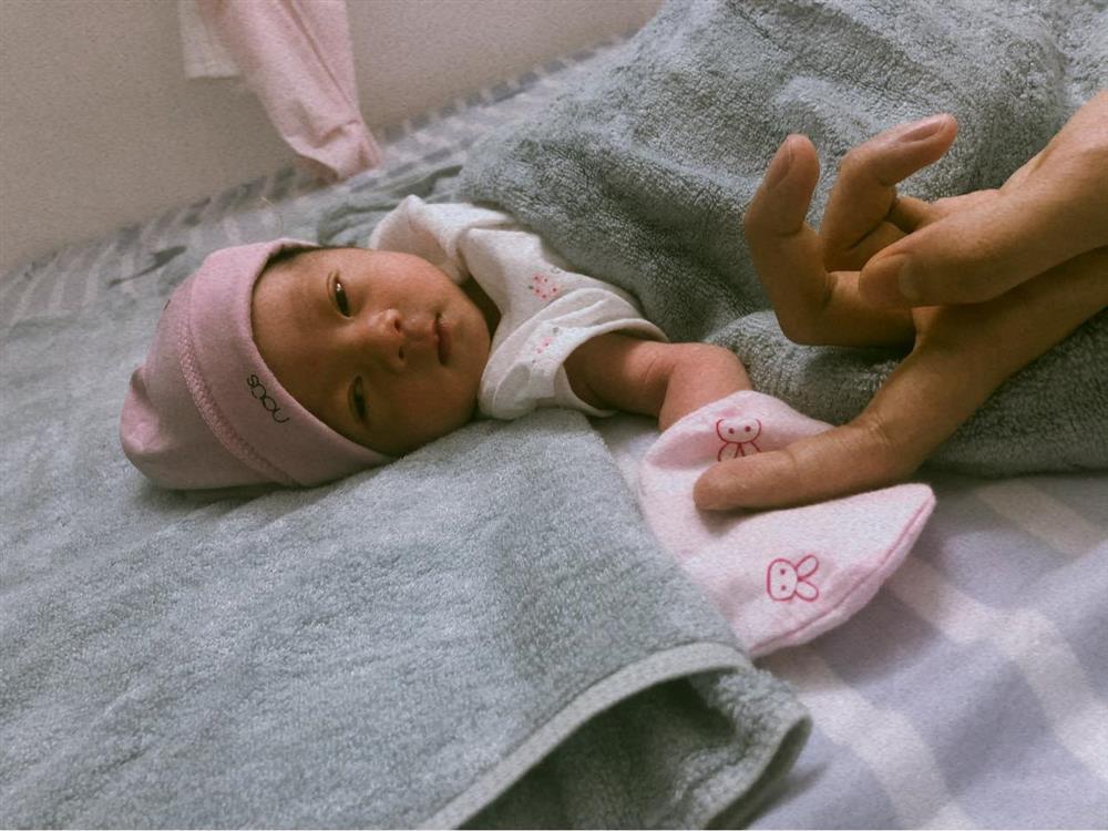 Trương Mỹ Nhân khoe con gái sinh non, tự nhận bảo thủ-6