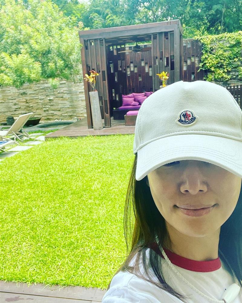 Lâm Tâm Như U50 diện bikini khoe dáng, e ấp bên ông xã-1