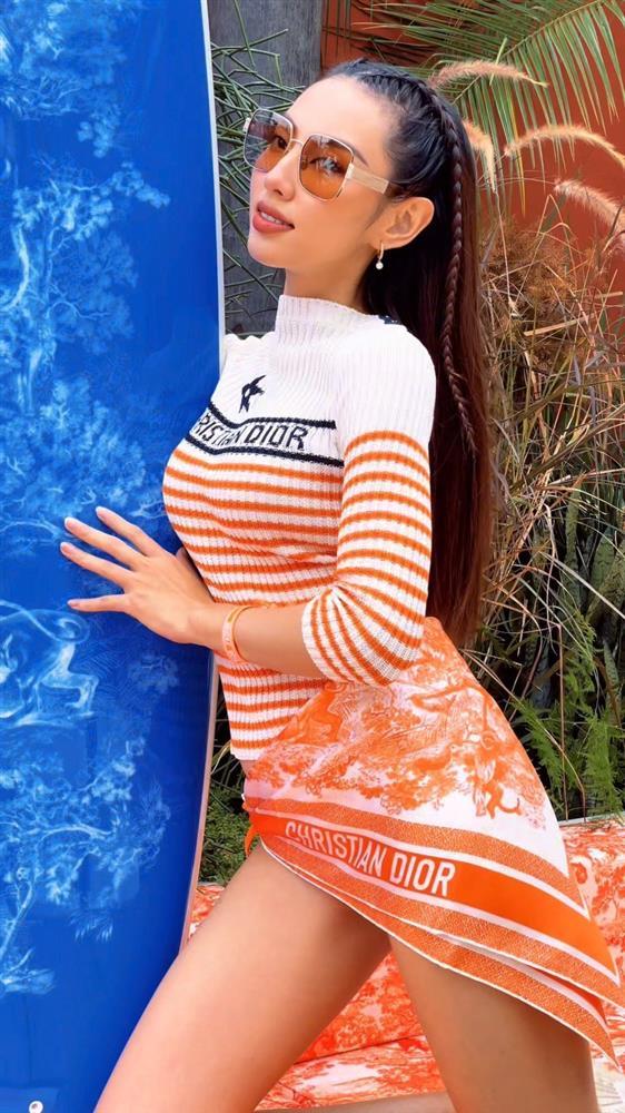 Thùy Tiên quấn khăn làm váy có bốc như Lương Thùy Linh?-2