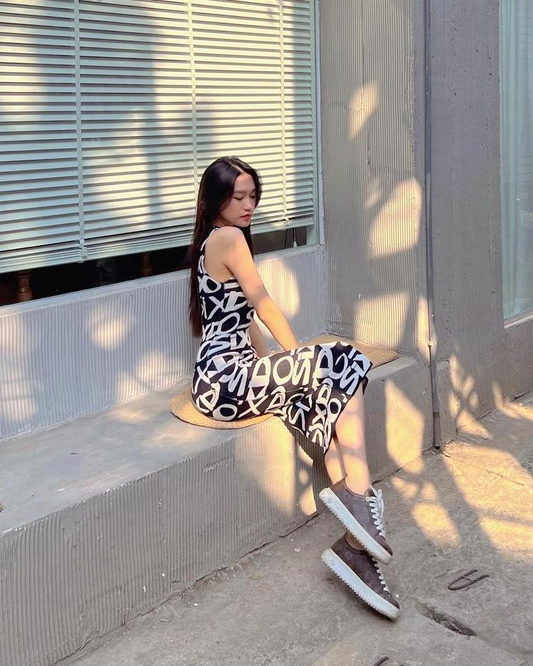 Loạt váy tôn eo 55cm của bạn gái Đoàn Văn Hậu-2