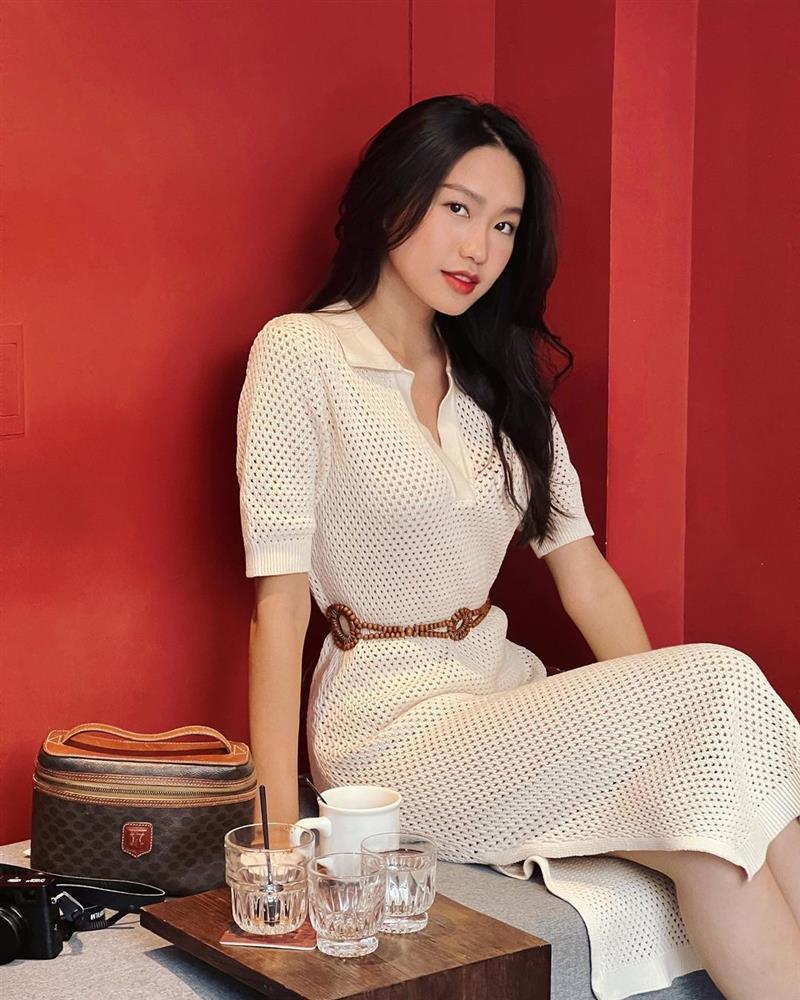 Loạt váy tôn eo 55cm của bạn gái Đoàn Văn Hậu-4