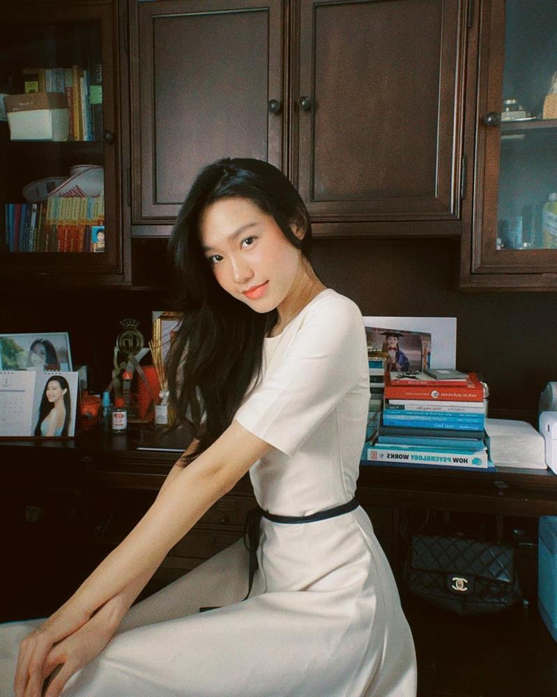 Loạt váy tôn eo 55cm của bạn gái Đoàn Văn Hậu-5