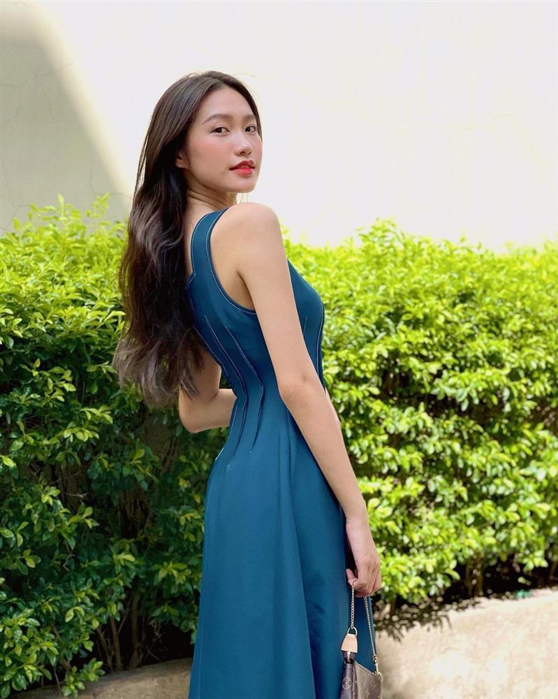 Loạt váy tôn eo 55cm của bạn gái Đoàn Văn Hậu-6