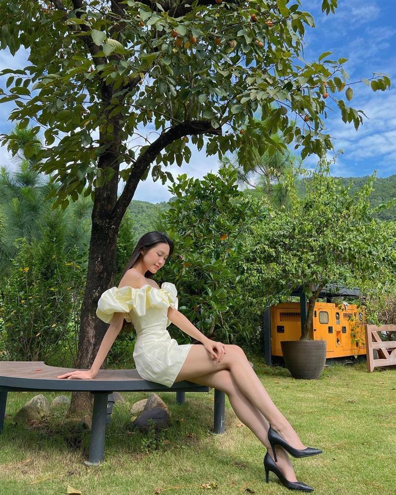 Loạt váy tôn eo 55cm của bạn gái Đoàn Văn Hậu-7