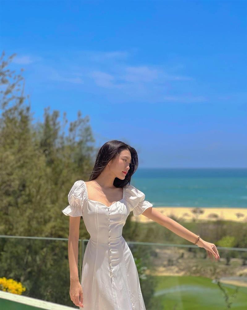 Loạt váy tôn eo 55cm của bạn gái Đoàn Văn Hậu-9
