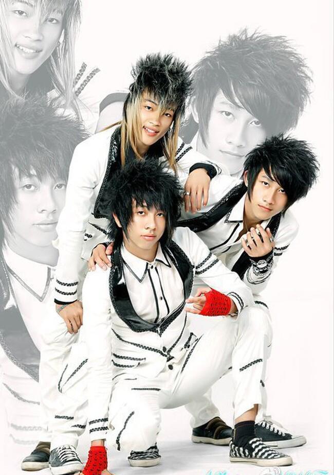 Dân mạng phản ứng Hồ Gia Hùng cướp mic TiTi trong màn tái hợp-1