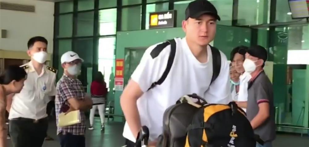 Lộ ảnh bạn gái Yến Xuân hộ tống Đặng Văn Lâm vào Bình Định-2