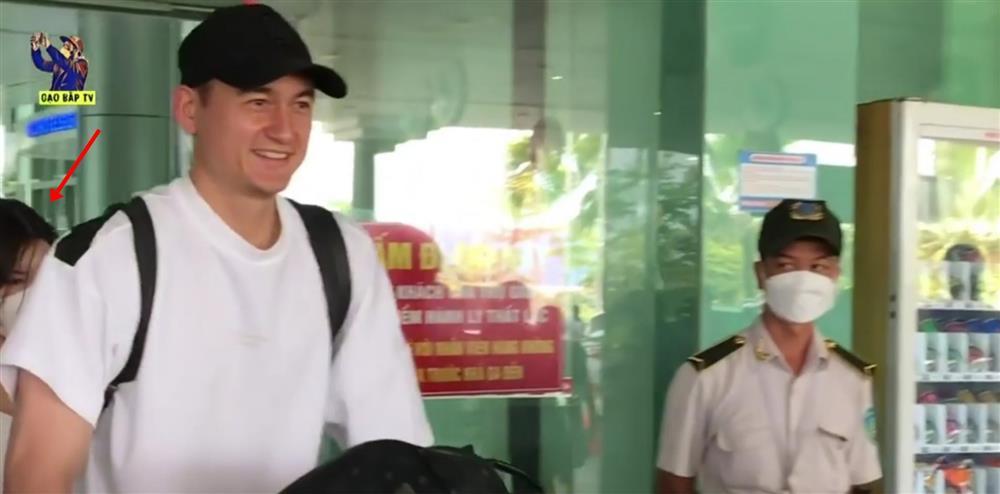 Lộ ảnh bạn gái Yến Xuân hộ tống Đặng Văn Lâm vào Bình Định-3