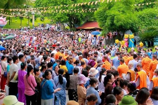 Quảng Ninh yêu cầu chùa Ba Vàng gỡ clip cúng dường nhận tiền phản cảm-1