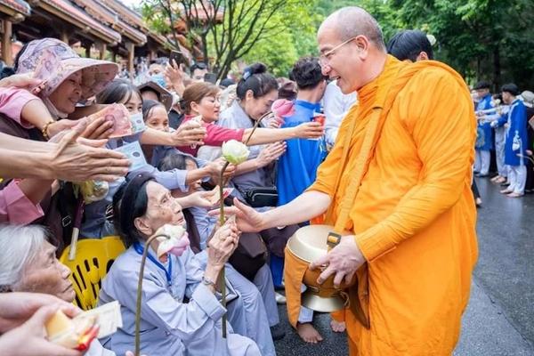 Quảng Ninh yêu cầu chùa Ba Vàng gỡ clip cúng dường nhận tiền phản cảm-2