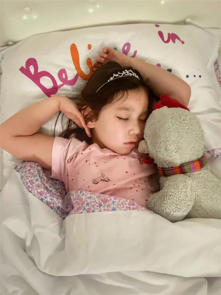 Tin showbiz Việt ngày 16/8: Huy Khánh lo khi con trai lên bàn mổ-5