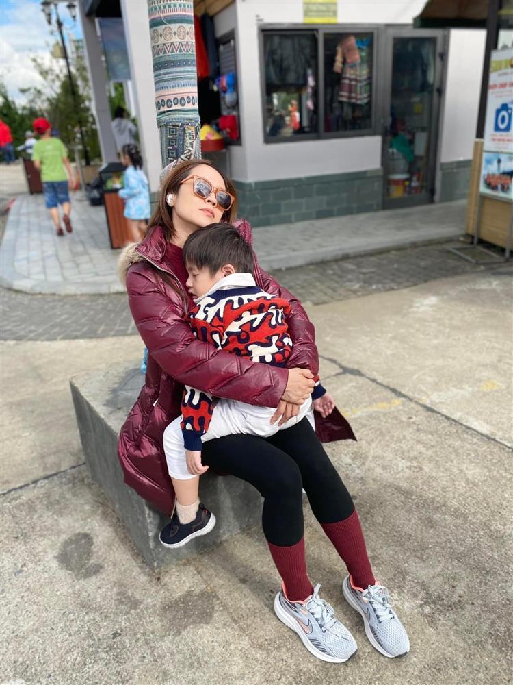 Tin showbiz Việt ngày 16/8: Huy Khánh lo khi con trai lên bàn mổ-11