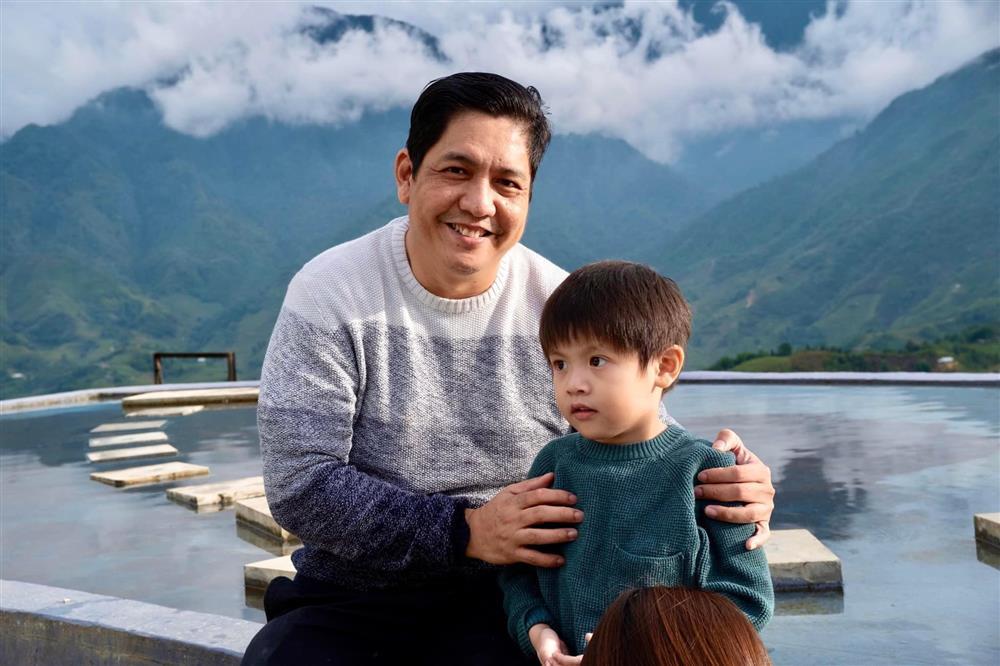 Tin showbiz Việt ngày 16/8: Huy Khánh lo khi con trai lên bàn mổ-12